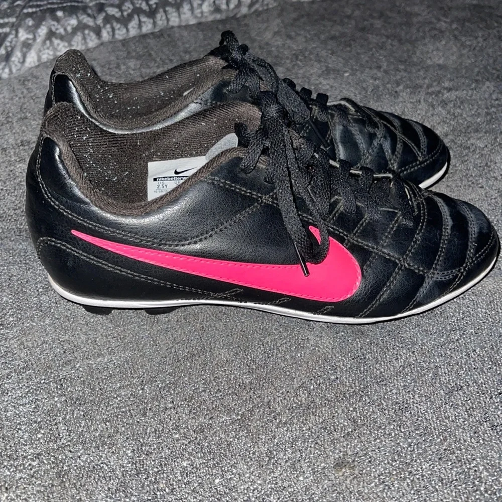 Youth Nike sz 2.5 Soccer Cleats Black & Pink